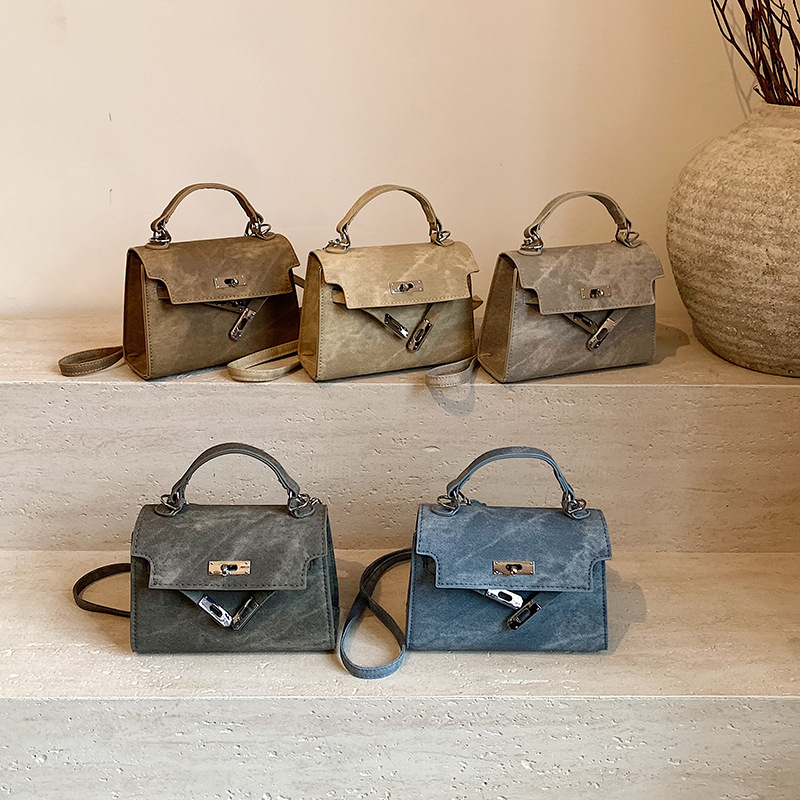 Bolsos de textura de moda bolsos de mujer 2024 otoño e invierno nuevo estilo retro esmerilado diseño de nicho bolso de mensajero de un solo hombro