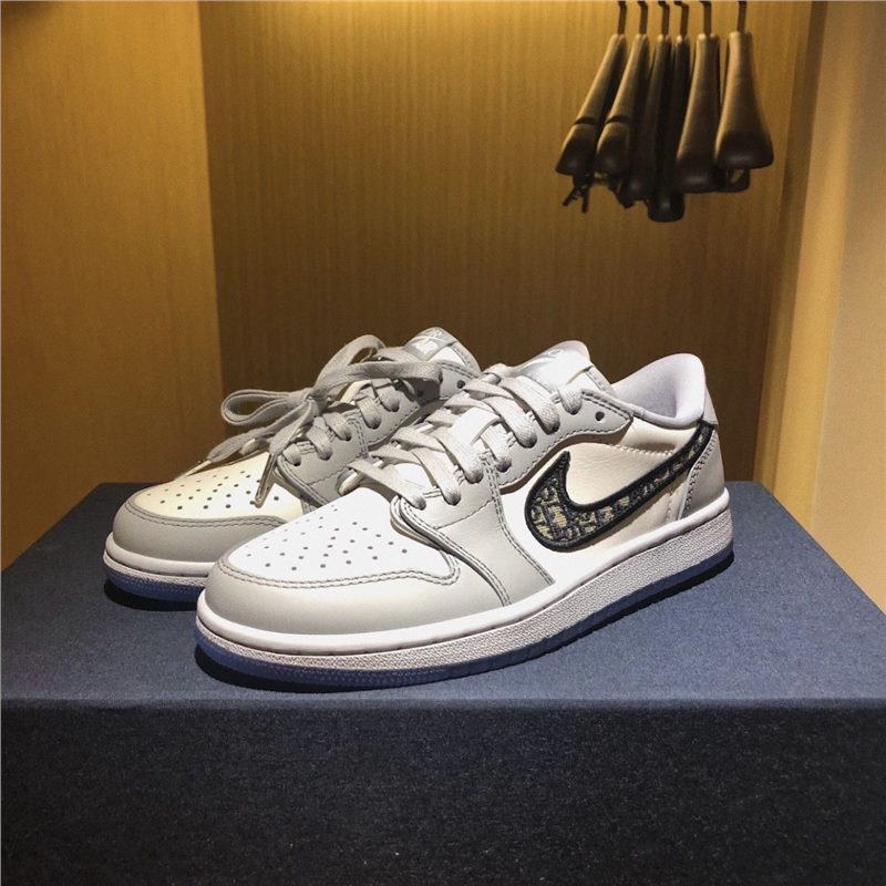 Pure original AJ1 Di'ao collaboration low-top white and gray retro pattern casual canvas jacquard low-top sneakers for men and women Pure original AJ1 Di'ao collaboration low-top white and gray retro pattern casual canvas jacquard low-top sneakers for men and women