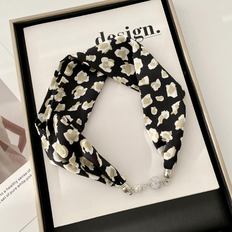 Primavera y verano nueva celebridad en línea mismo estilo banda de pelo bufanda correa de muñeca perezoso multi-funcional hebilla de succión magnética pequeña bufanda Venta caliente