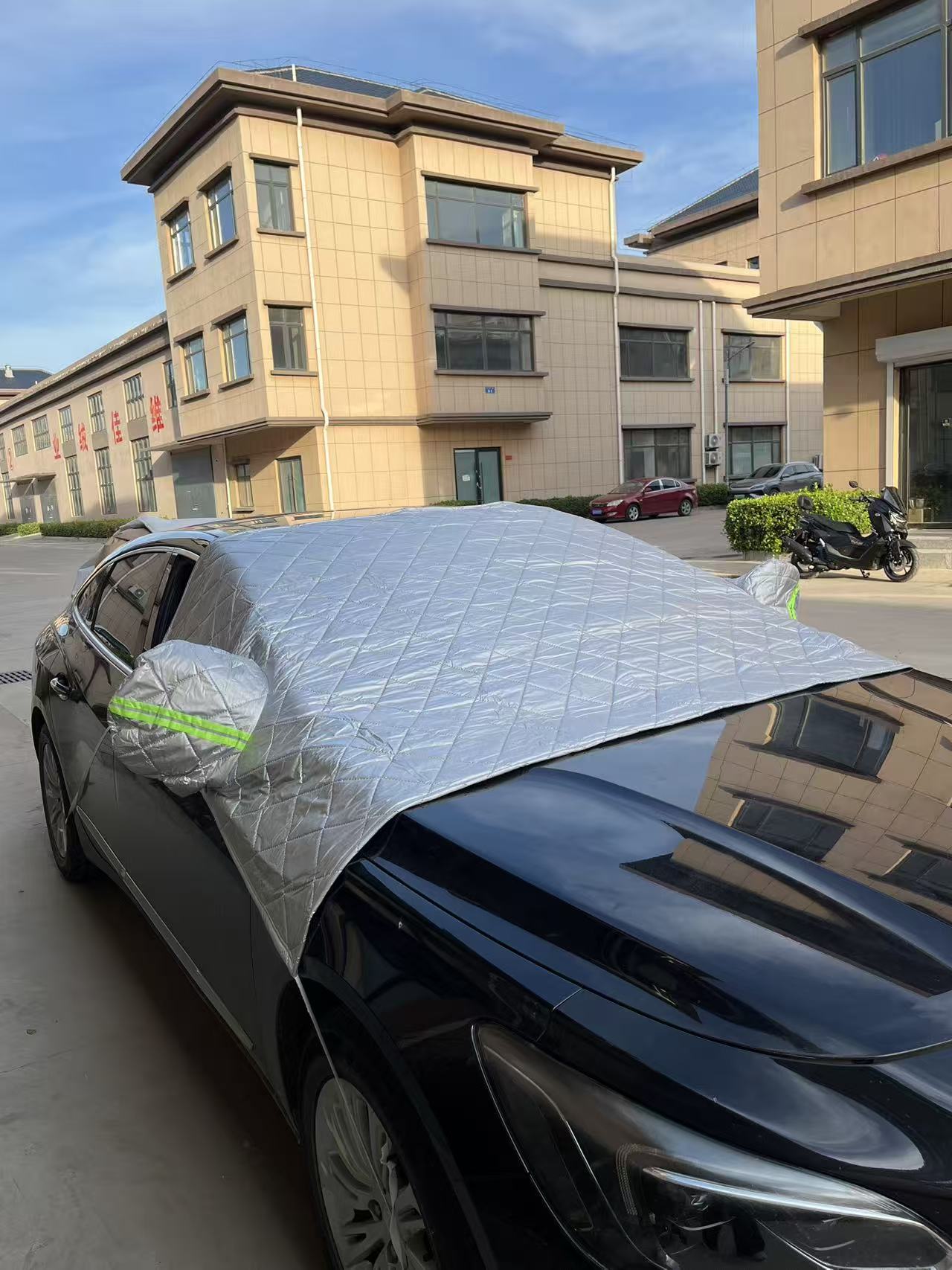 Car windshield cover, half-cover design, protects against snow, sun, frost, and dust; thickened material for enhanced sun and snow protection