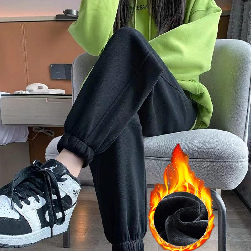 솔리드 컬러 레깅스와 벨벳 블랙 팬츠