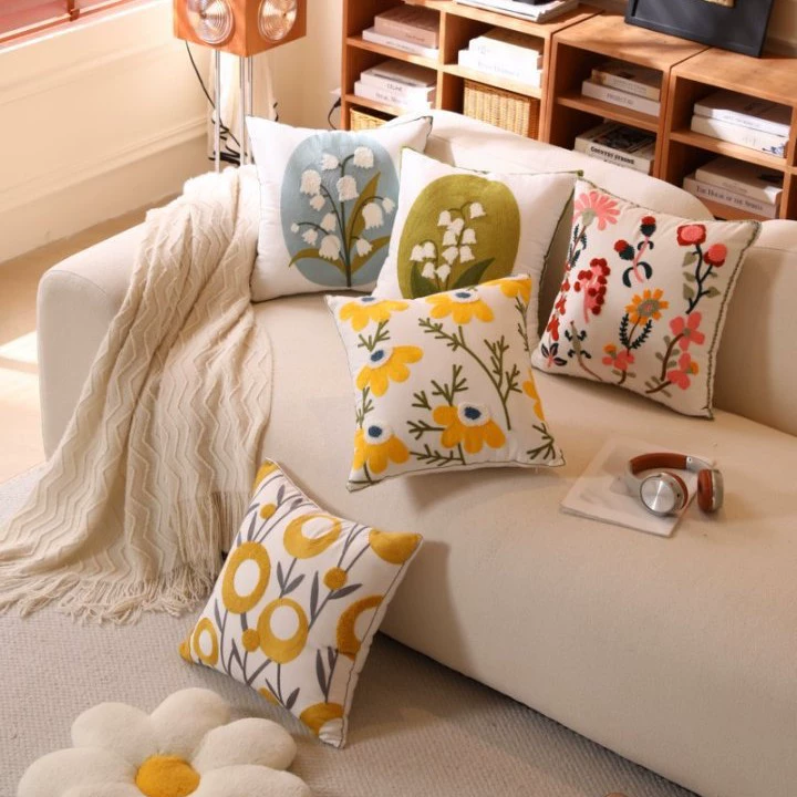 Полотенце, подушка для гостиной, кремовый диван, с вышивкой