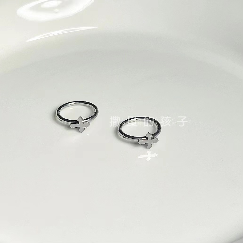 Silver pointed spike labret stud material detail