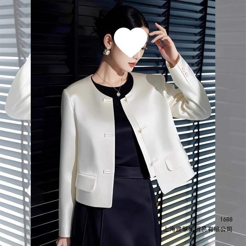 A chic, light Chinese style white coat with a sophisticated feel; a short, Chanel-inspired top for women in spring.