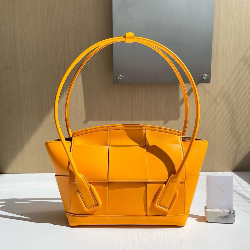 In-Stock Bv Bucket Bag for Women, New Plaid Handbag, Large Capacity Versatile Women's Bag, High-Quality Shoulder Mommy Bag, Export