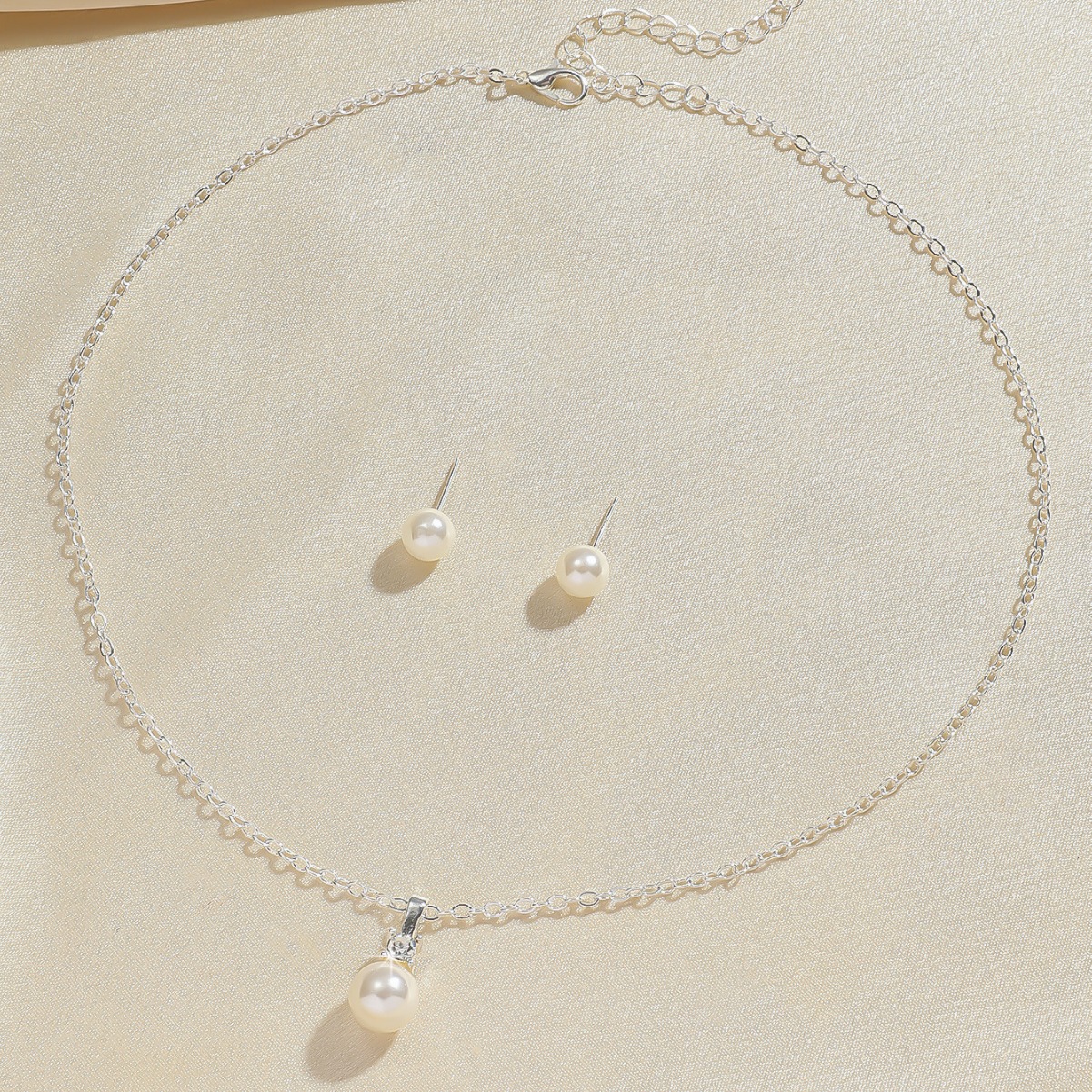 Exquisite Pearl Necklace And Earrings Three-piece Jewelry Set_voghion.com