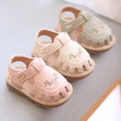 新しい春夏刺繍ベビーサンダル女の赤ちゃんの穴の靴0一二歳の子供の靴の女の子の柔らかい底は靴と言います。
