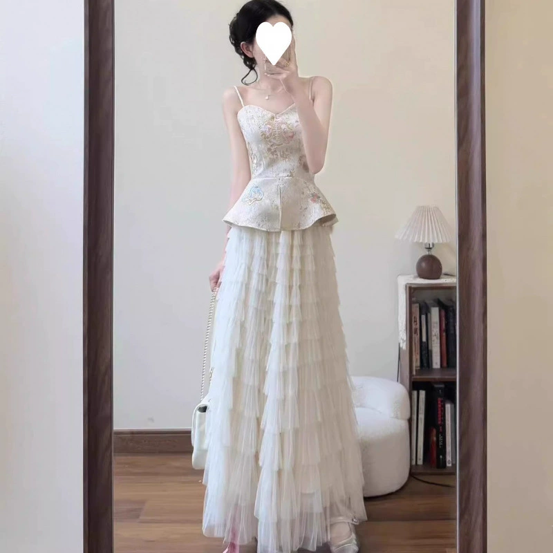 Новый костюм в национальном стиле в китайском стиле для женщин летом, полный комплект новых улучшенных топов и юбок с вышивкой Cheongsam 2025 года.