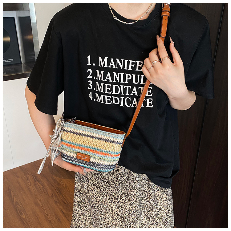 This year, the rainbow woven small bag is in vogue. It's a new summer model for girls in 2025, a trendy single-shoulder bag with contrasting colors and a crossbody bag undefined