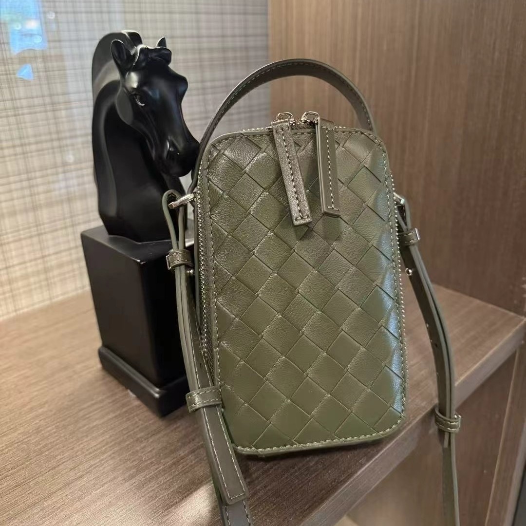B brand autumn new genuine leather woven mobile phone bag, fashionable and simple soft leather shoulder crossbody bag, versatile small square bag.