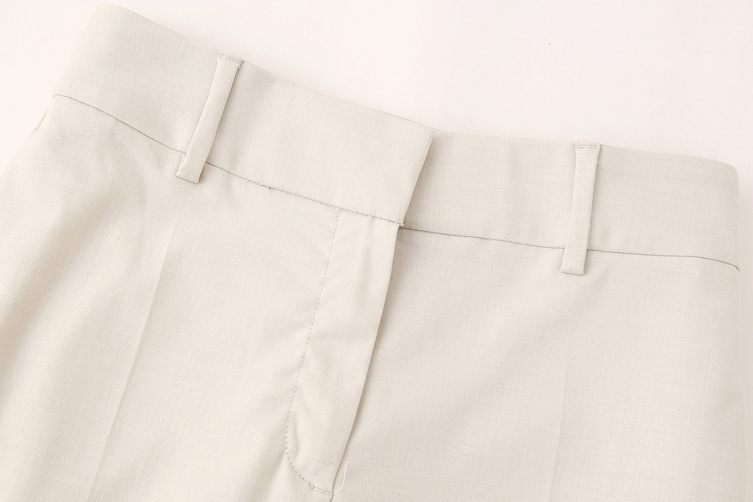 Pantaloni a sigaretta semplici e versatili, casual, tinta unita, della nuova collezione primaverile da donna_voghion.com