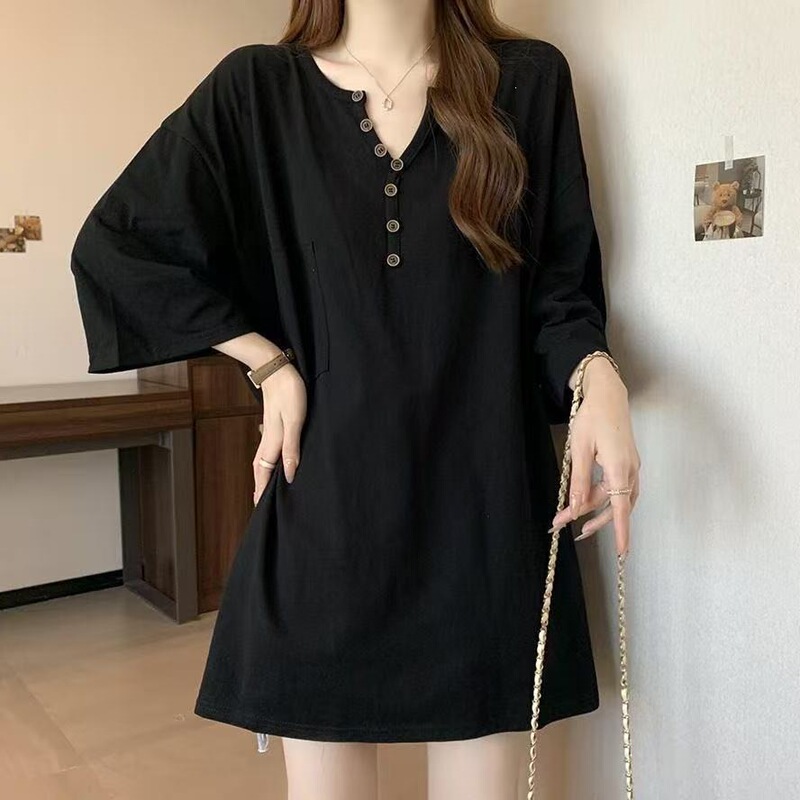 Mid-length V-neck short-sleeve T-shirt for women, summer plus size, covers the hips, stylish and slimming top Mid-length V-neck short-sleeve T-shirt for women, summer plus size, covers the hips, stylish and slimming top