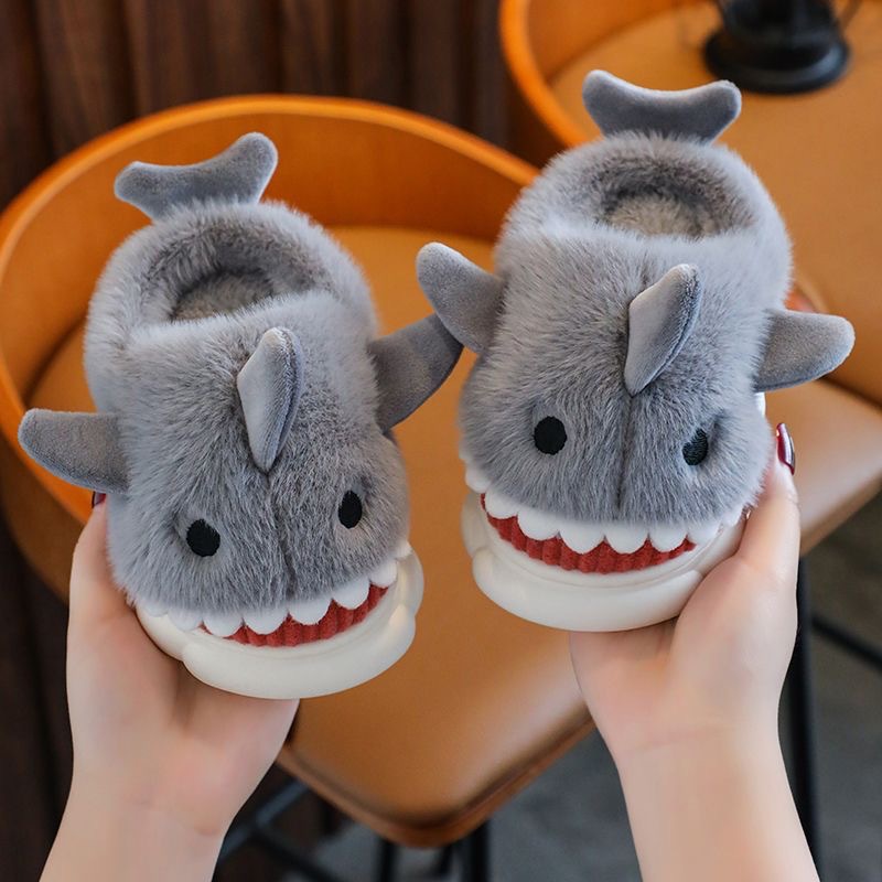 Chaussons en coton pour enfants avec un joli dessin animé de requin pour garçons et filles en hiver, pantoufles en peluche chaudes et épaisses pour un usage domestique_voghion.com