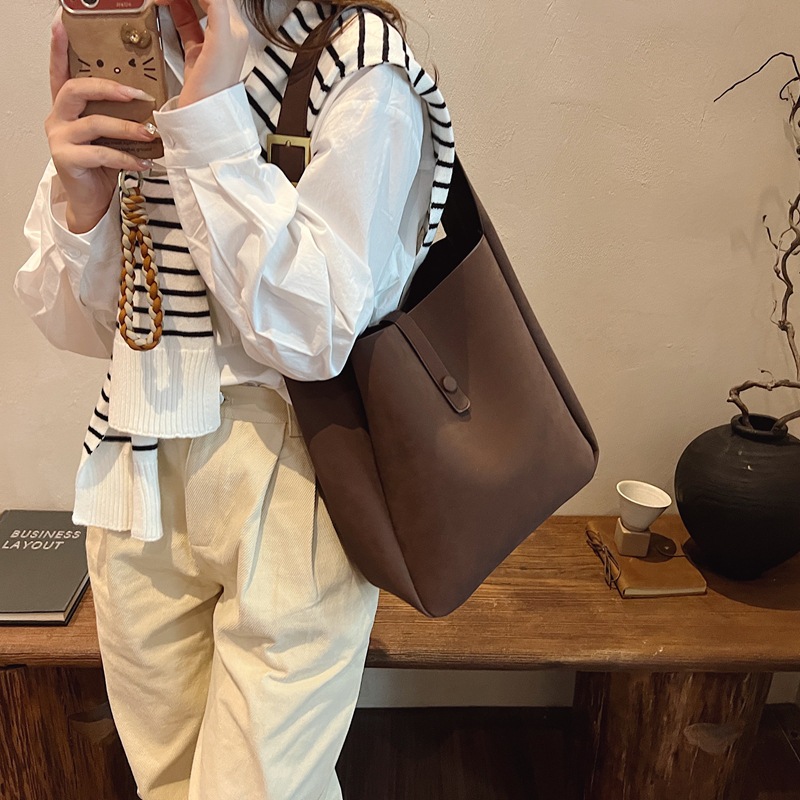 Bolsa de viaje de moda simple versátil para mujeres 2024 nuevo estilo coreano bolso de brazo de gran capacidad de hombro ancho bolso