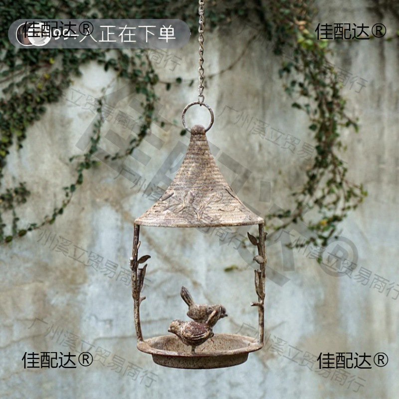 庭のベランダは鳥に餌を与えます。|undefined