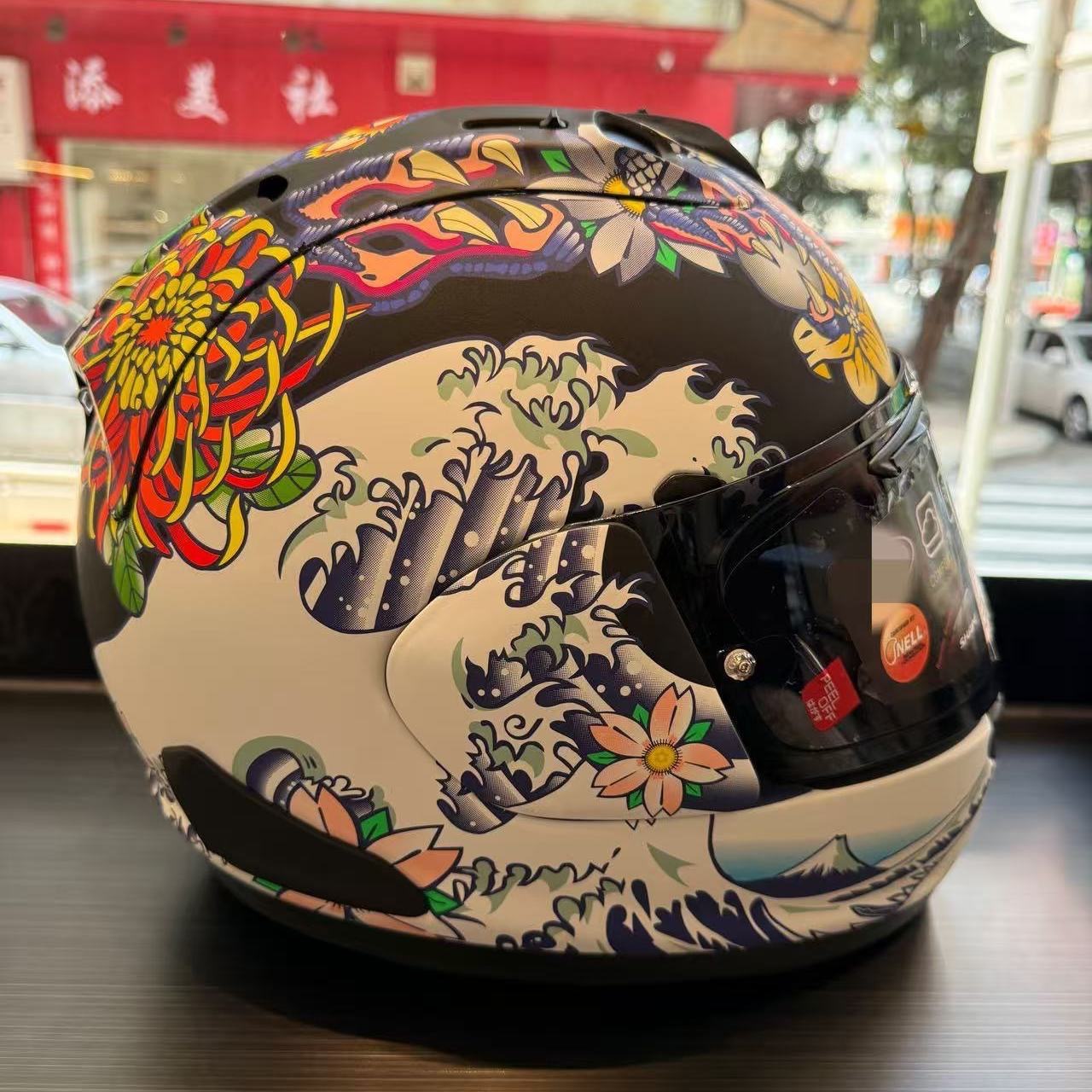 Chinese-made full-face motorcycle helmet, cool protective helmet for riding, suitable for motorcycles, electric scooters, and electric bikes