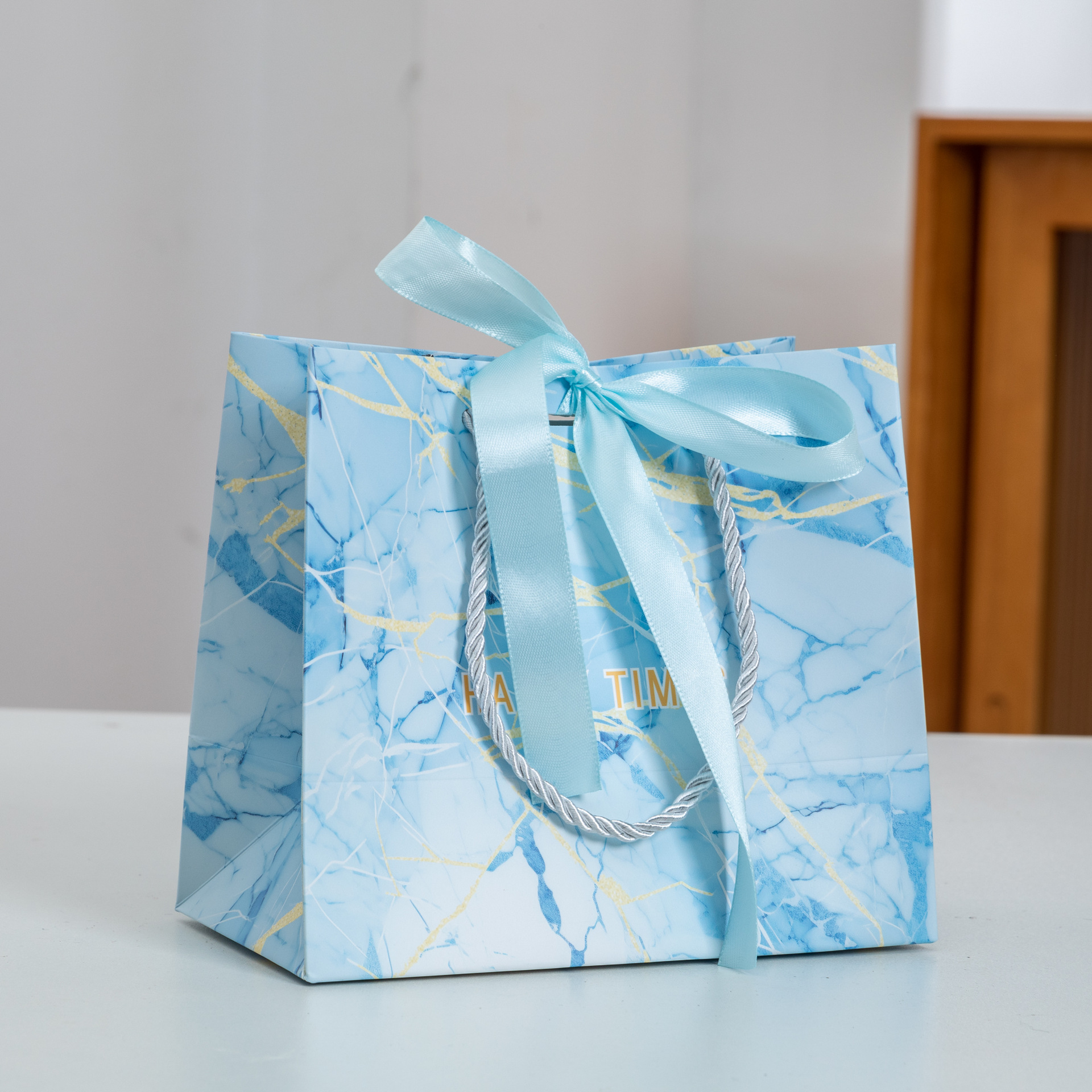 파란색 리본, 흰색 판지, 작은 크기(18*10*16)