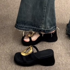 小柄な松餅の厚い底が高くなります。金属の角ボタンのスリッパの女性は夏にネットの赤いデザイン感のあるハイヒールのサンダルを着ます。