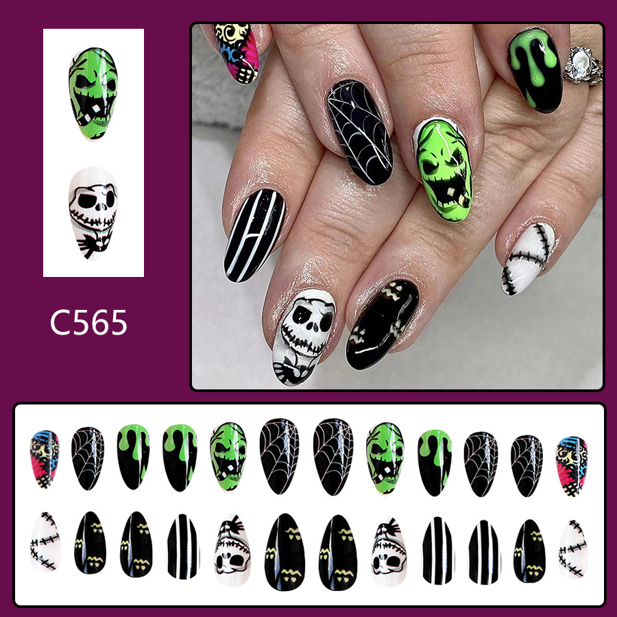 Nail art di Halloween con mandorle, ragnatela nera, mostro, teschio, nail art a strisce bianche e nere, toppa 24_voghion.com