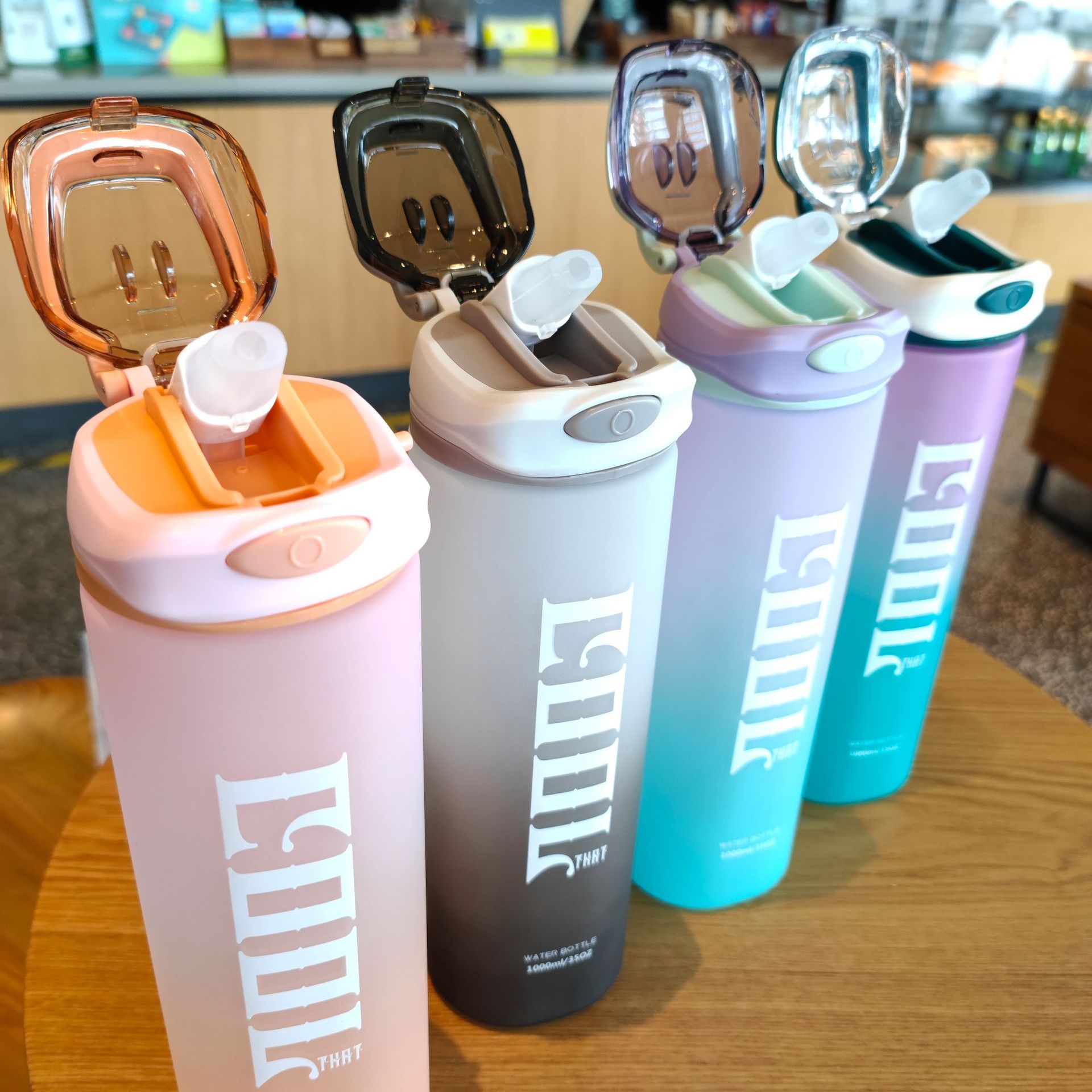 Verano Internet Celebrity gradiente helado botella de agua mango portátil boquilla de succión de plástico cerradura de la manguera de agua 1000ml hervidor de agua al por mayor