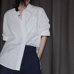 春の新作の白いシャツの女性の中には冷たい系の高級感があります。