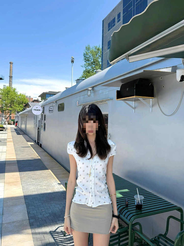 Korean-Style Waist-Cinching Polka Dot Print Short-Sleeve Shirt for Women, New Summer Design, Stylish and Elegant Fitted Shirt