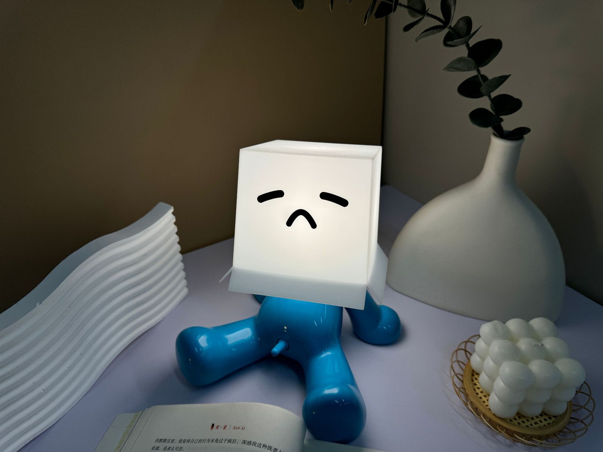 Sentado tímido niño lámpara de escritorio cara cuadrada tímida lámpara de noche regalo de carga creativa divertida lámpara de cabezal de cama divertida