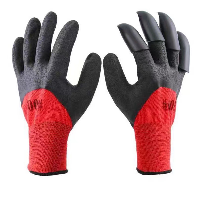 발톱이 있는 빨간색과 검은색 오른손