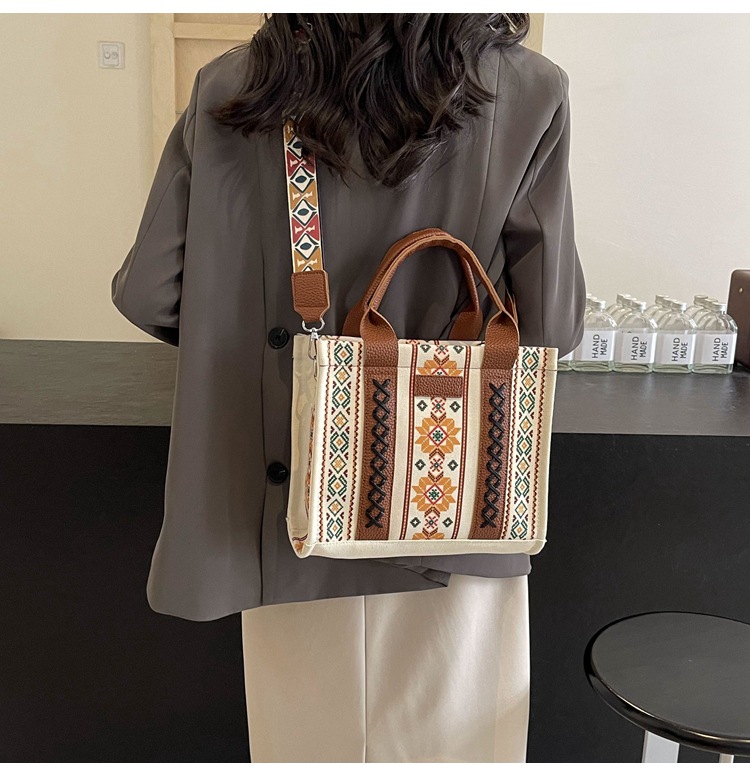 Women's Large Canvas Flower Elegant Vintage Style Streetwear Square Zipper Tote Bag display picture 11