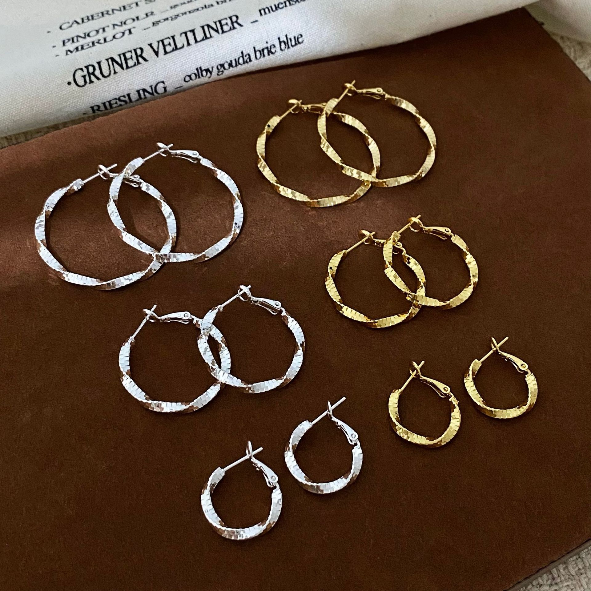 Copper-plated real gold European and American high-end spiral texture hoop earrings for women, new light luxury fashion earrings