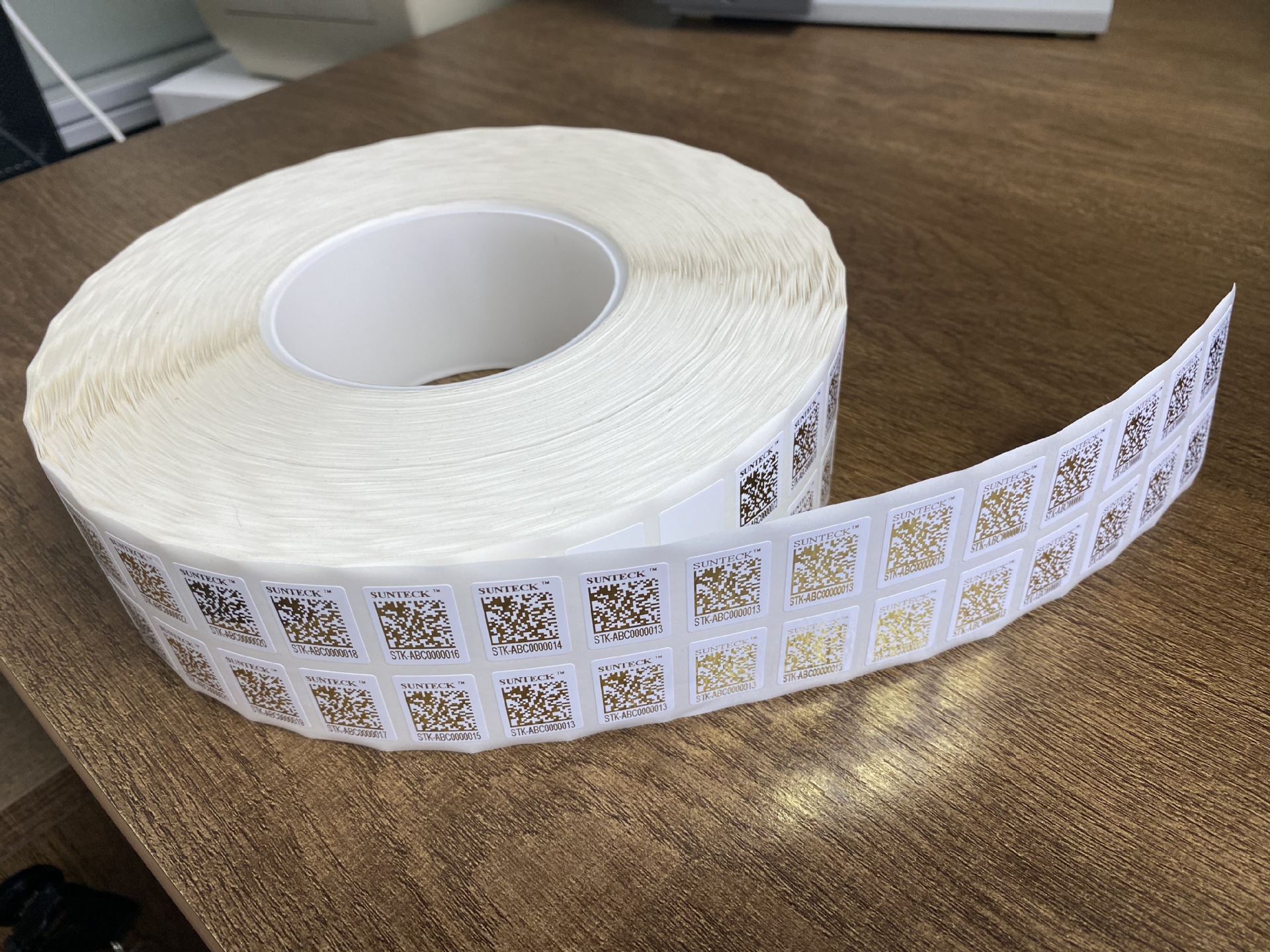 儋州市艾利丹尼森太阳能汽车模切彩印12*12MM涂层处理抗溶剂条码