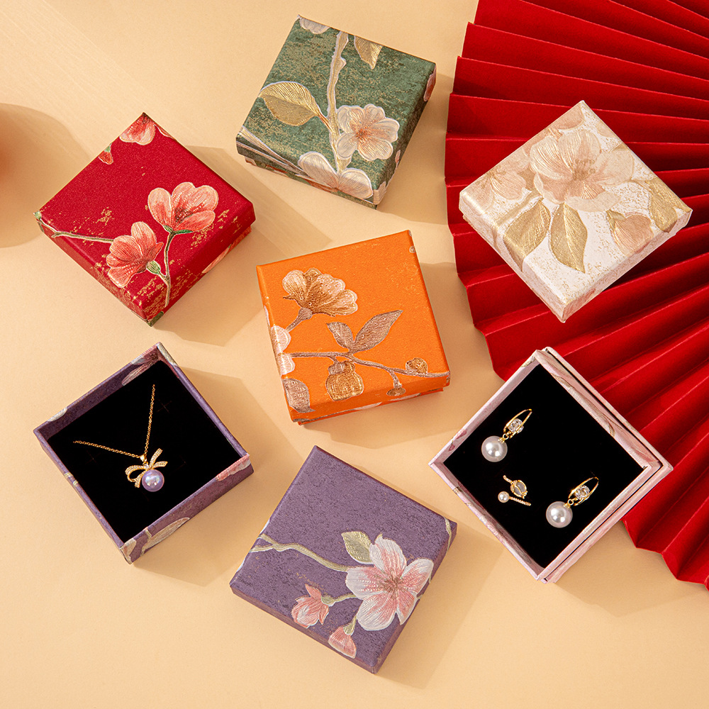Nuevo estilo chino flor flor caja de joyería caja de embalaje de tamaño pequeño relieve caja de anillo caja de pulseras caja de joyería al por mayor