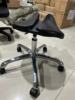 Body Engineering Beauty Salon Stool Two -petal Rotal Rotary Transit Chair Dental Chair Dental Cast Doctor saddle chair