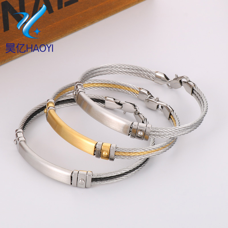 Haoyi fuente de joyería directa de fábrica de titanio cable de acero trenzado de tres hileras pulsera de cuerda de alambre curvo marca grabado