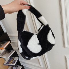 Japanese-style plush heart-shaped bag for women, 2021 autumn/winter new collection—cute, trendy shoulder bag with a personalized, fashionable design, perfect as a tote for young girls.