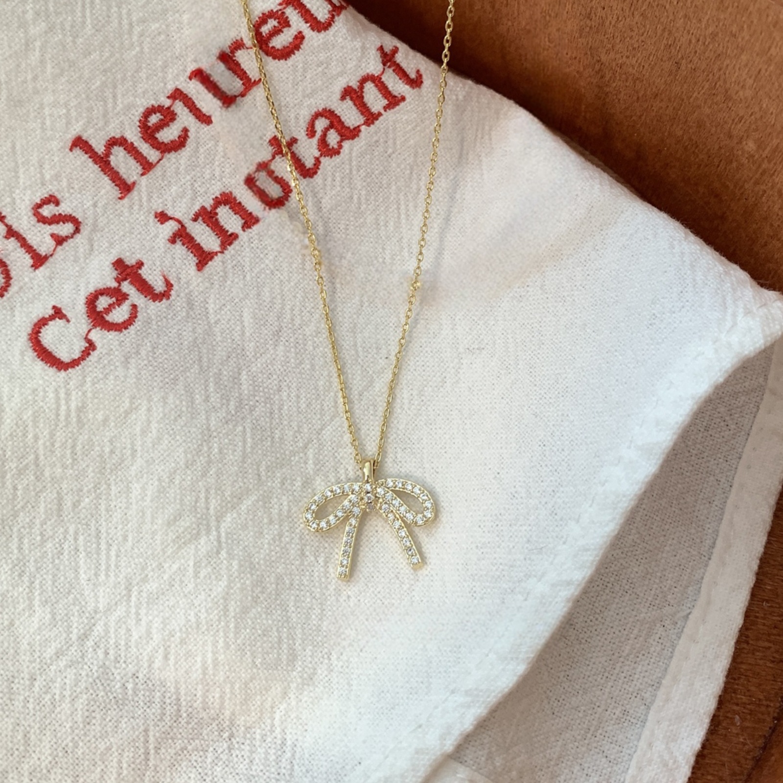 Pendant with bow