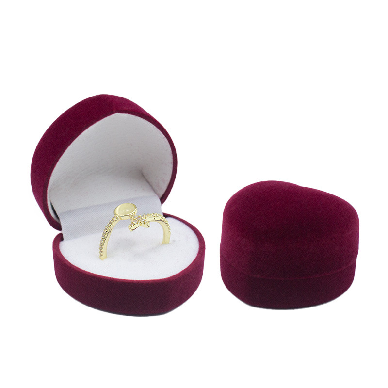 Caja mediana para anillos color melocotón con exterior granate y interior blanco; 48*43*34mm