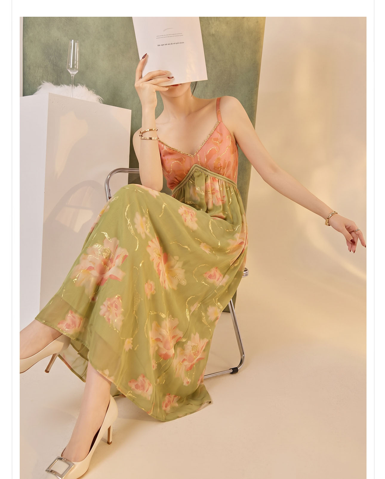 Đầm maxi lụa hoa vàng cổ chữ V kèm thắt lưng — Xanh da trờicolor chi tiết 4