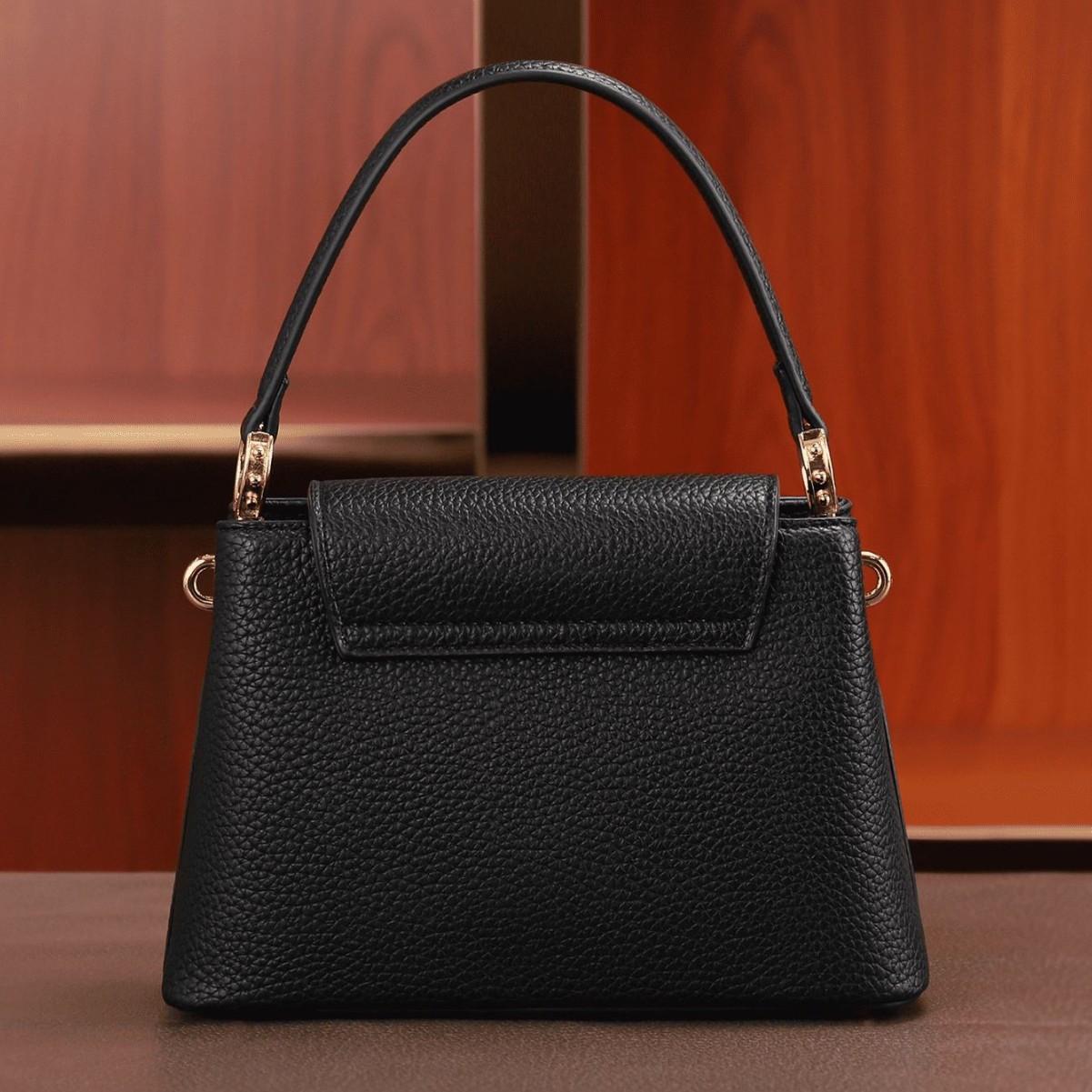 Nuevo poho2025 simple decoración en forma de V portátil estilo extranjero hombro de moda balde de moda bolsa de mujer