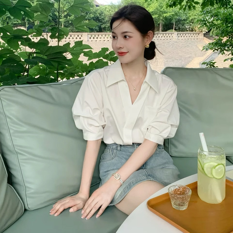 夏の女性用フレンチホワイトVネック半袖シャツ、小柄な気質の半袖シャツ、ゆったりとしたプロの通勤トップス|undefined