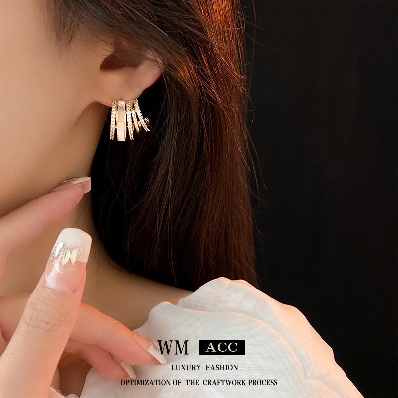 Aguja de plata galvanizada de oro real aretes de zircón en forma de C estilo versátil simple pernos de orejas de lujo ligero de alto nivel adornamiento de temperamento