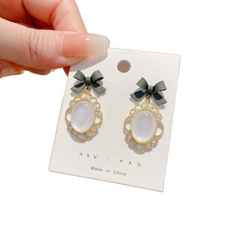 Pendientes transfronterizos, pendientes de metal de alta calidad, pendientes de 2025 nuevos pernos de moda, temperamento ligero y lujoso, pendientes de atmósfera