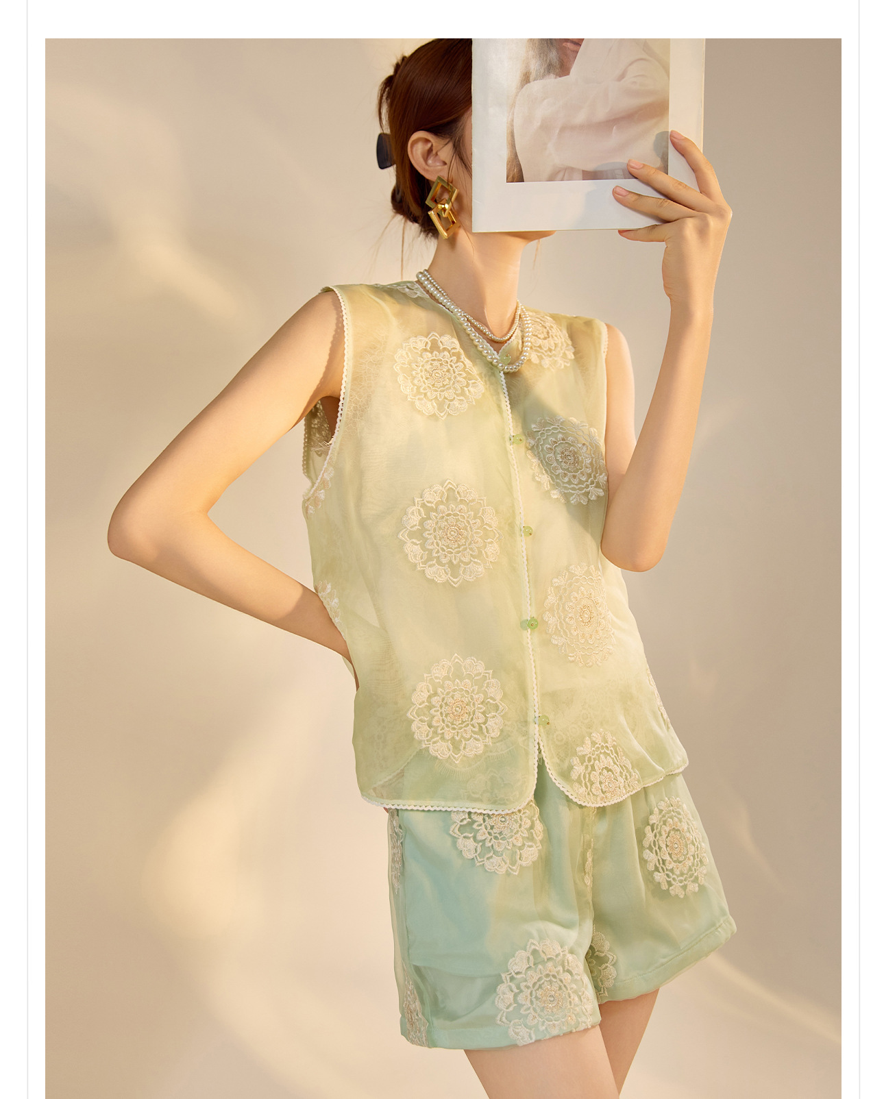 Bộ ba món áo khoác, áo vest và quần short lụa thêu sequin cao cấp kiểu Trung Quốc mới N3042 — Quần short xanh lục nhạt, Áo khoác xanh lục nhạt, Gi lê xanh lục nhạt chi tiết 17