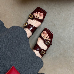 フランス式の坂とベルトのバックルの半分は美しいです。