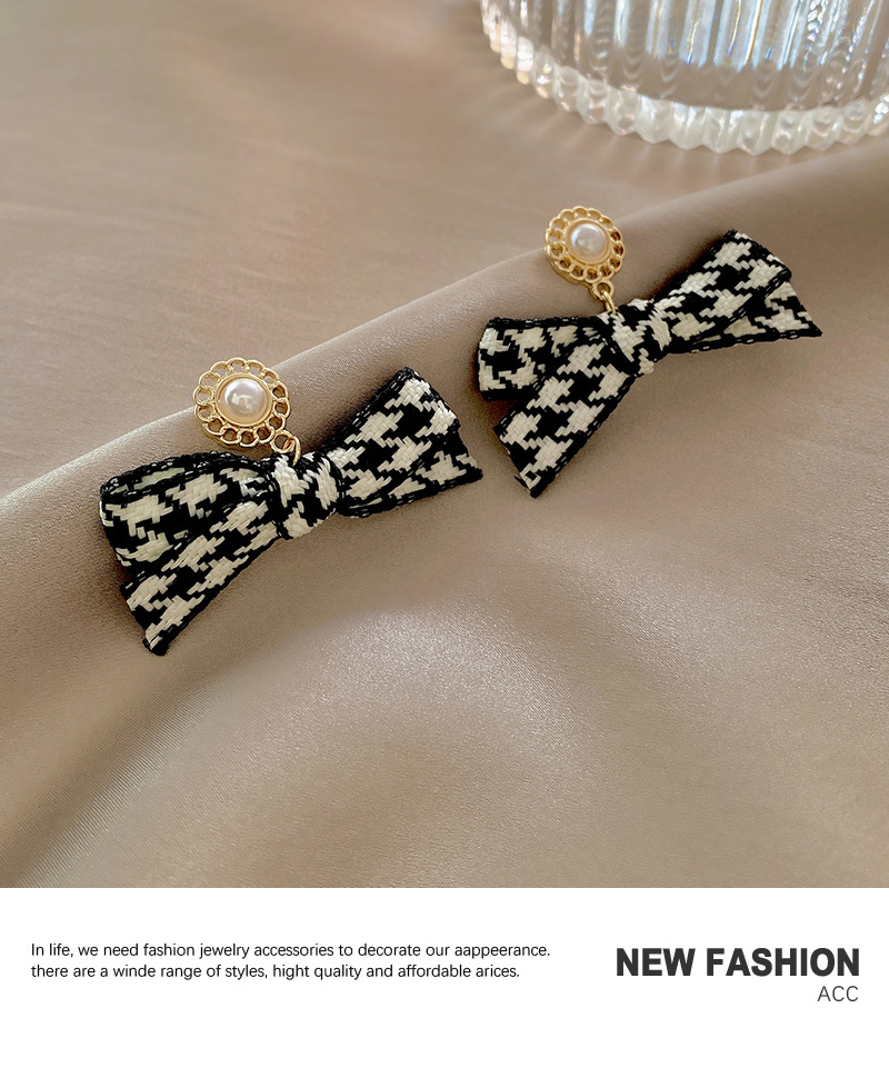 Fashion Retro Plaid Earrings Trend Exaggerated Pearl Earrings display picture 4