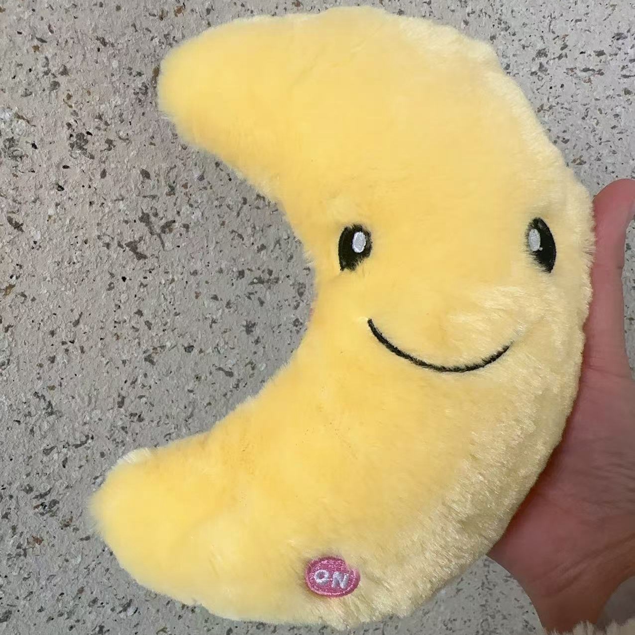 노란 달이 빛난다