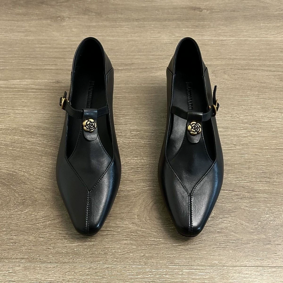 Камелия современные модные туфли с пряжкой, маленькие кожаные туфли для женщин, дышащие с мягкой подошвой, обувь для работы, новинка лета 2025, туфли для мам.