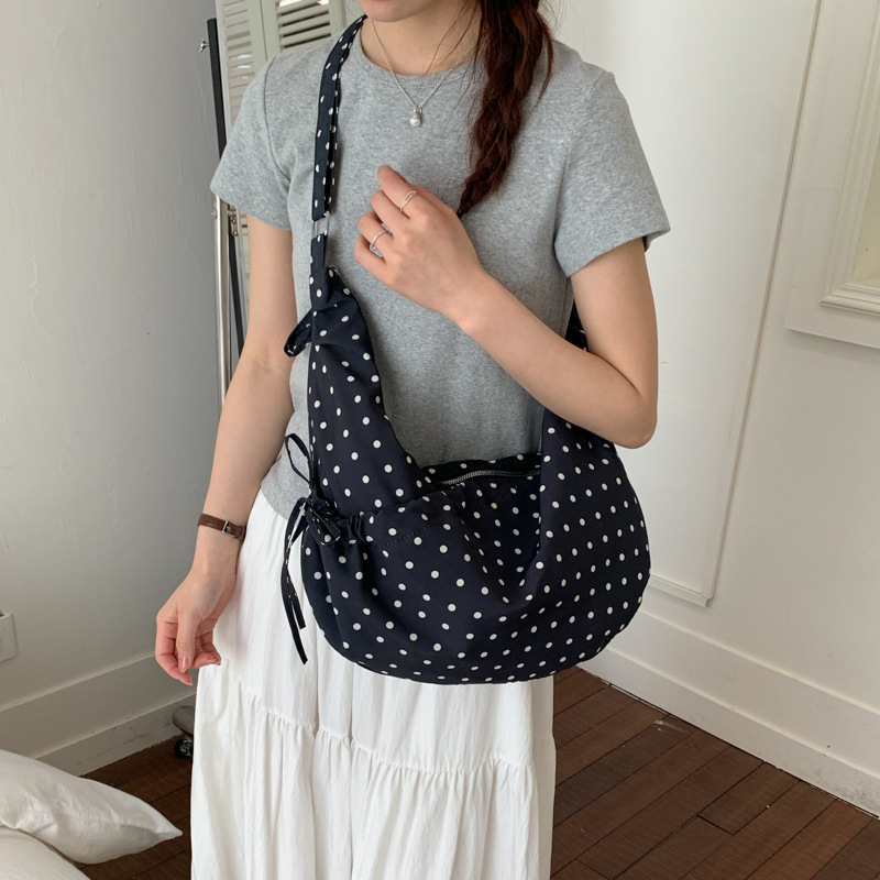 Bolsa de brazo de onda coreana para mujeres 2026 nueva bolsa de hombro de nicho de nicho de diseño diario de viajes extranjeros bolsas de bolsas