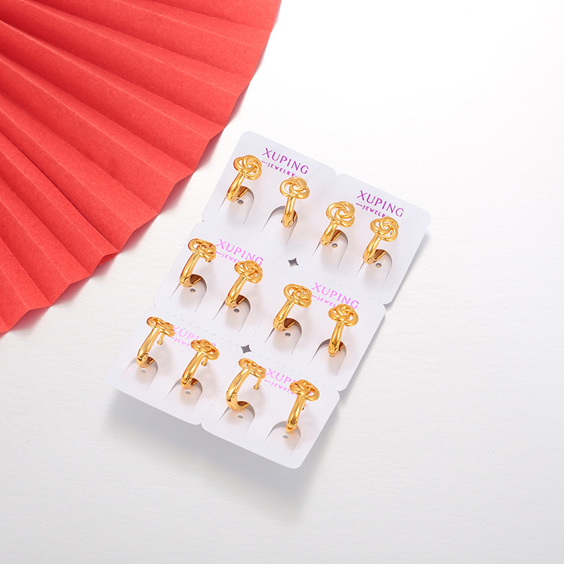 Xuping Europa y los Estados Unidos transfronterizos simples pendientes de flores huecas imitación de oro ligero lujoso nicho de diseño de pendientes al por mayor mujeres