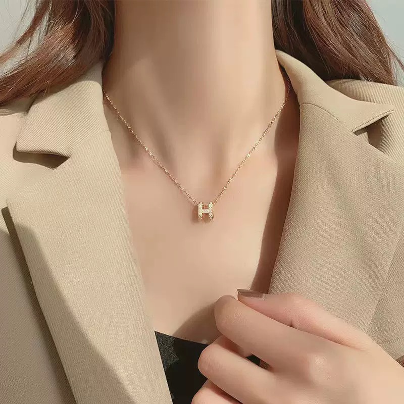 Korean influencer necklace, 2026 new style, trendy H letter clavicle chain, understated luxury, niche design, women's choker.